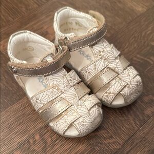 Kickers Gold and Cream baby Sandals size 4 EU size 19